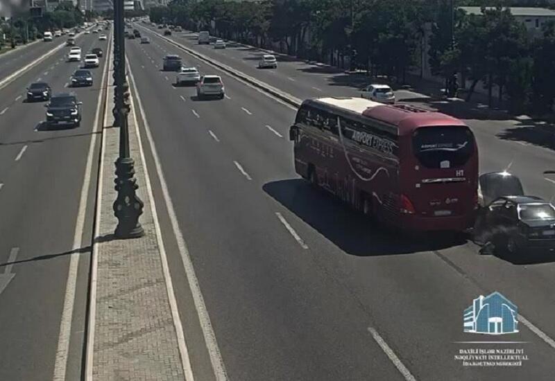 Автобус сбил водителя сломавшейся на дороге машины в Баку
