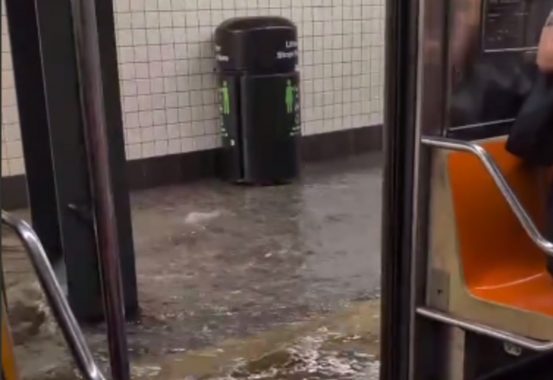 Проливные дожди затопили метро Нью-Йорка