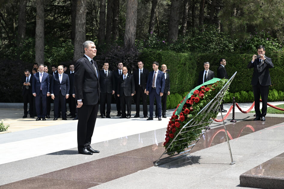 Türkmənistan Xalq Məsləhətinin sədri Fəxri xiyabanda Ulu Öndər Heydər Əliyevin məzarını ziyarət edib