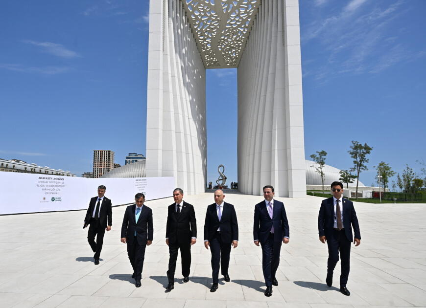 Türkmənistan Xalq Məsləhətinin sədri Qurbanqulu Berdiməhəmmədov Zəfər parkını ziyarət edib