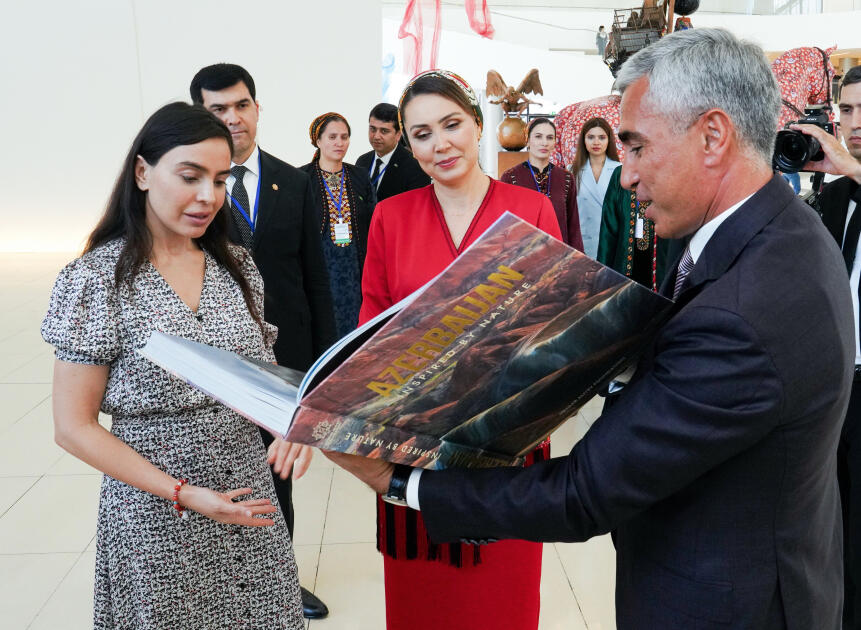 Вице-президент Фонда Гейдара Алиева Лейла Алиева и дочь председателя Халк Маслахаты Туркменистана Огулджахан Атабаева побывали в Центре Гейдара Алиева