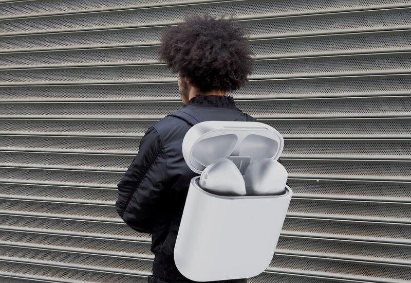 В Нью-Йорке представили рюкзак в виде гигантских наушников AirPods