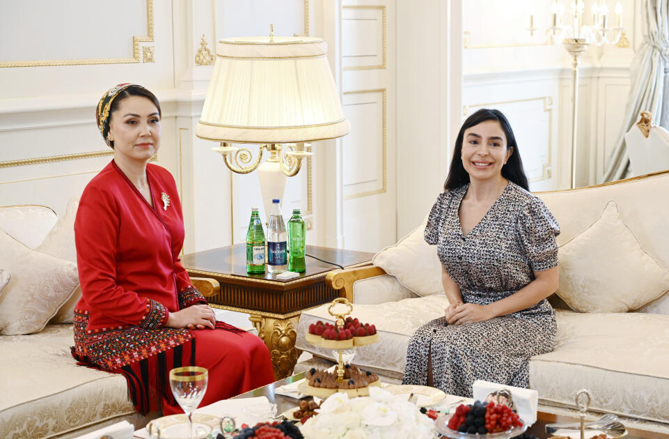 Вице-президент Фонда Гейдара Алиева Лейла Алиева встретилась с дочерью председателя Халк Маслахаты Туркменистана Огулджахан Атабаевой