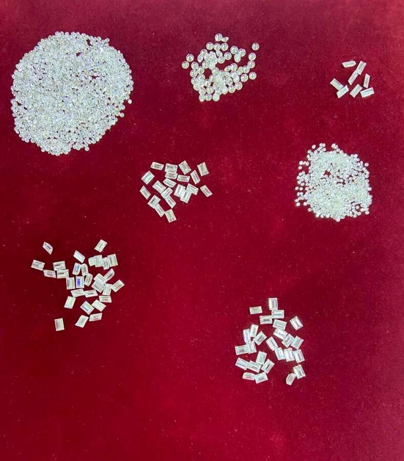 Na letališču v Bakuju prestregli poskus tihotapljenja diamantov