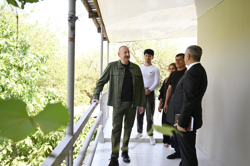 Президент Ильхам Алиев посетил село Ханъюрду в Ходжалинском районе, встретился с группой переселившихся в село жителей