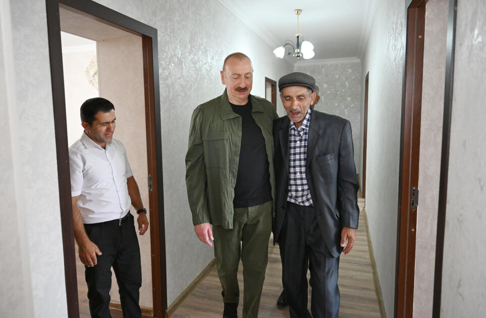 Президент Ильхам Алиев посетил село Ханъюрду в Ходжалинском районе, встретился с группой переселившихся в село жителей