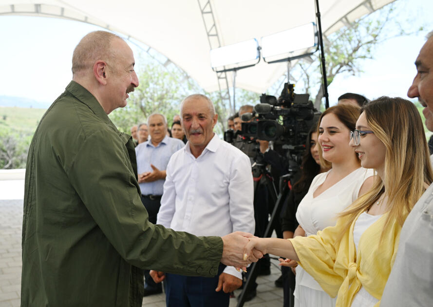 Президент Ильхам Алиев посетил село Ханъюрду в Ходжалинском районе, встретился с группой переселившихся в село жителей