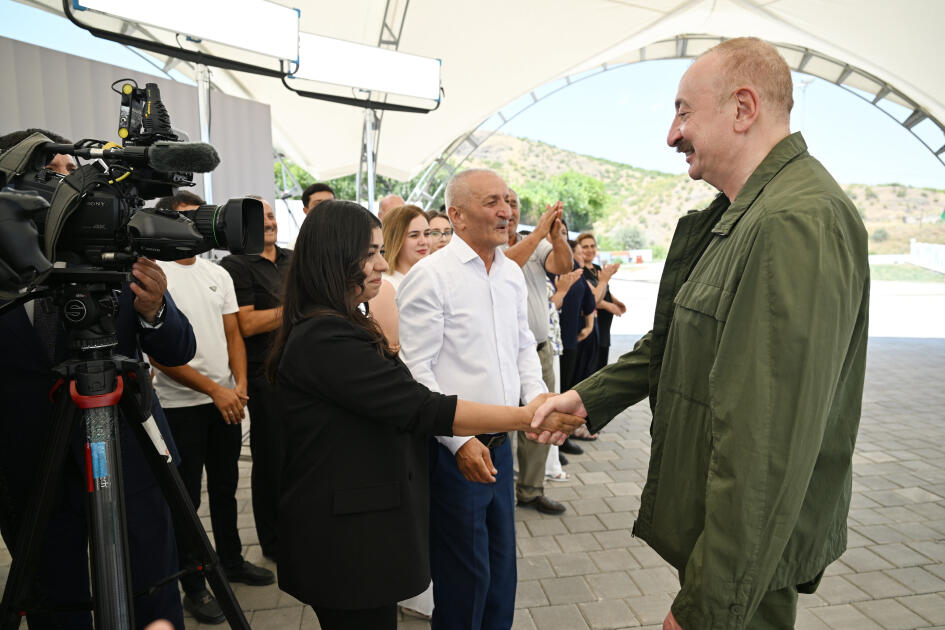 Президент Ильхам Алиев посетил село Ханъюрду в Ходжалинском районе, встретился с группой переселившихся в село жителей