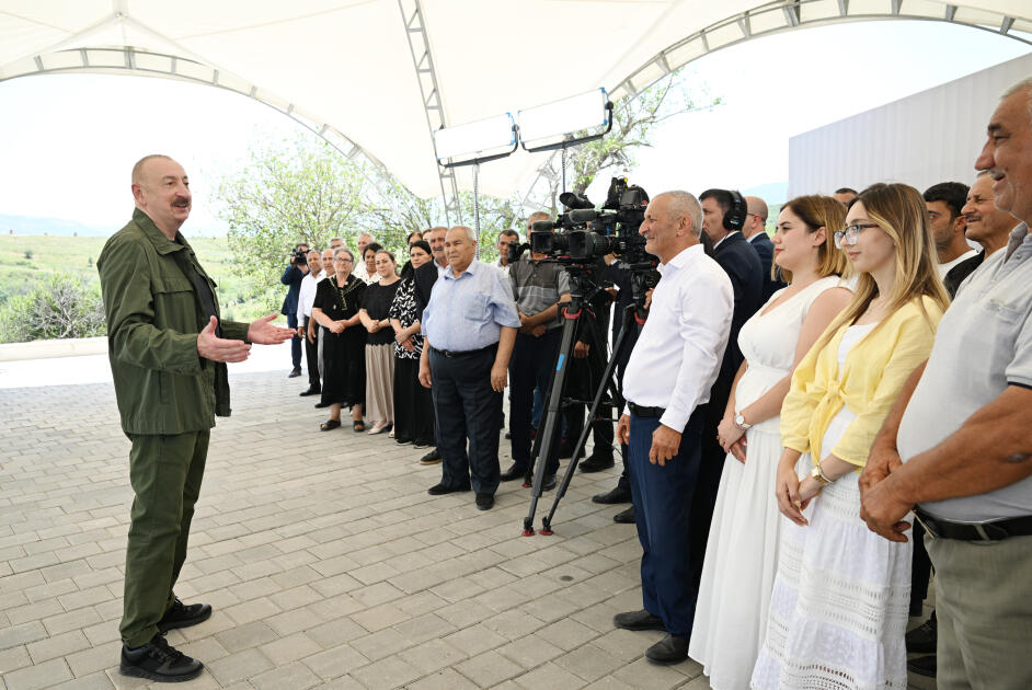 Президент Ильхам Алиев посетил село Ханъюрду в Ходжалинском районе, встретился с группой переселившихся в село жителей