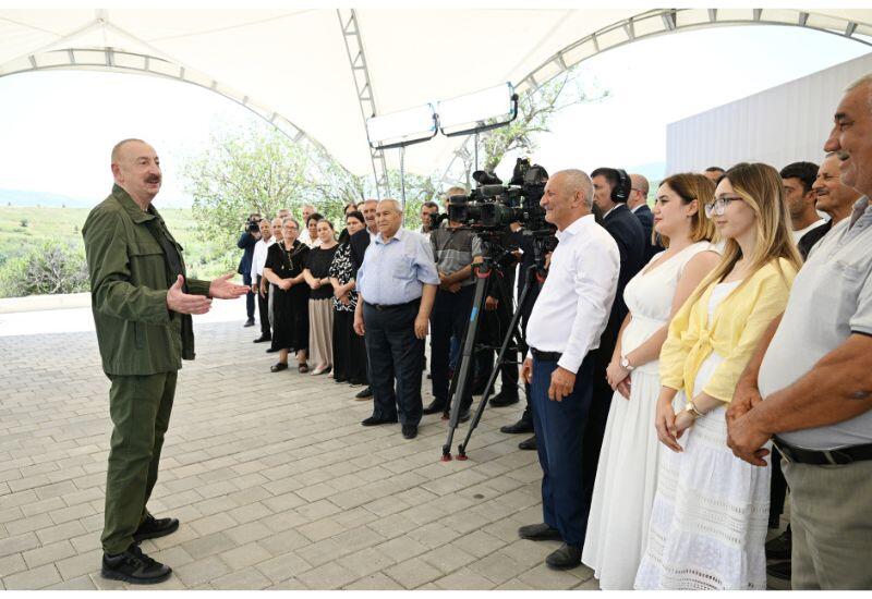 Prezident İlham Əliyev Təzəbinə və Xanyurdu sakinləri ilə səmimi söhbəti