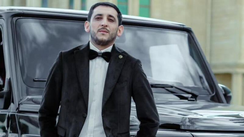 Aretiran azerbajdžanski pevec Elçin Göyçaylı, avtor pesmi 'Kaj je bilo, Pašinjan?'