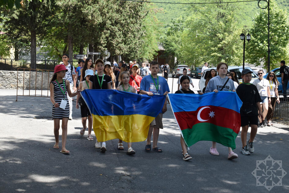 Украинские дети ознакомились с историческими местами и достопримечательностями Шеки