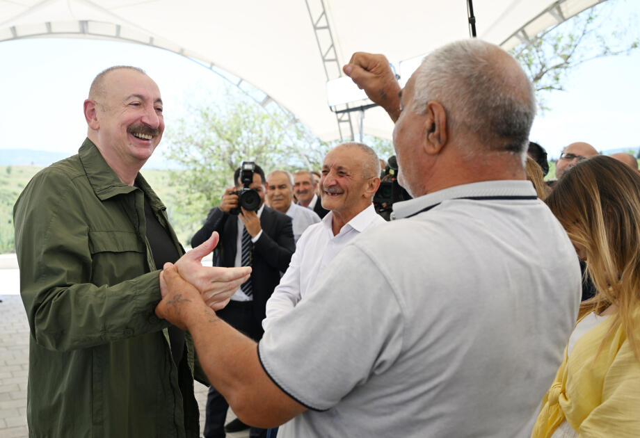 Prezident İlham Əliyev Təzəbinə və Xanyurdu sakinləri ilə səmimi söhbəti
