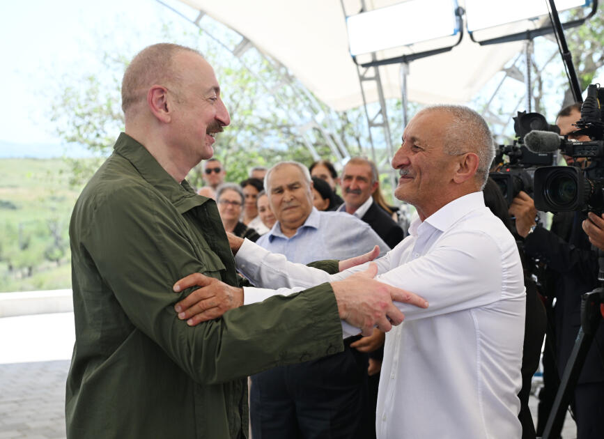 Prezident İlham Əliyev Təzəbinə və Xanyurdu sakinləri ilə səmimi söhbəti