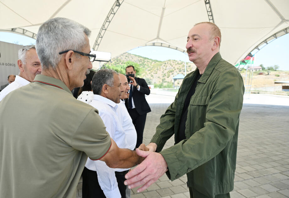 Prezident İlham Əliyev Təzəbinə və Xanyurdu sakinləri ilə səmimi söhbəti