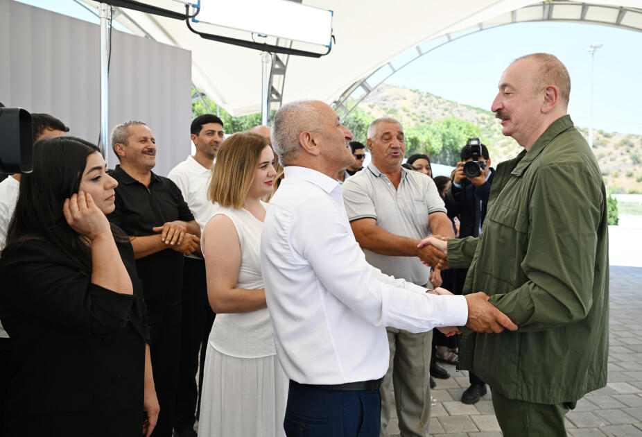 Prezident İlham Əliyev Təzəbinə və Xanyurdu sakinləri ilə səmimi söhbəti