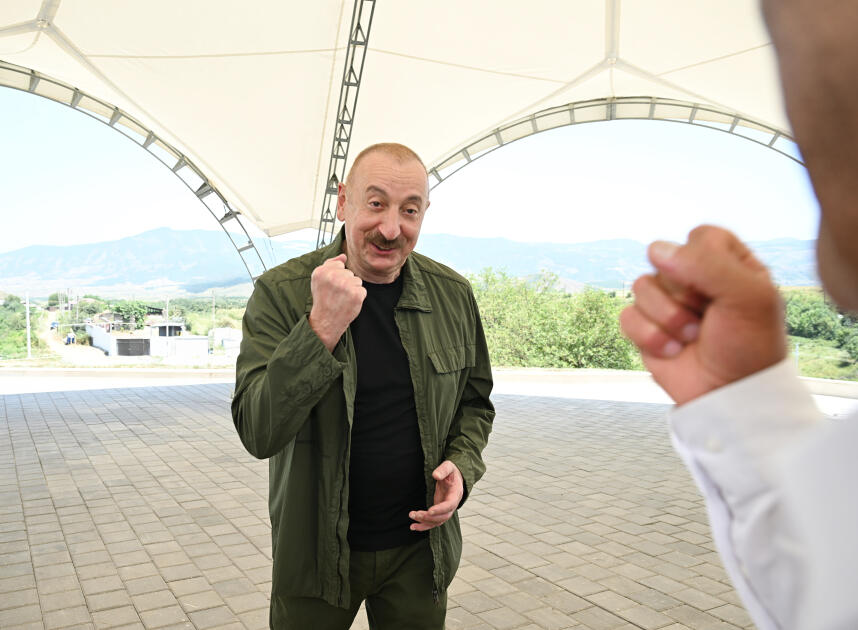 Prezident İlham Əliyev Təzəbinə və Xanyurdu sakinləri ilə səmimi söhbəti