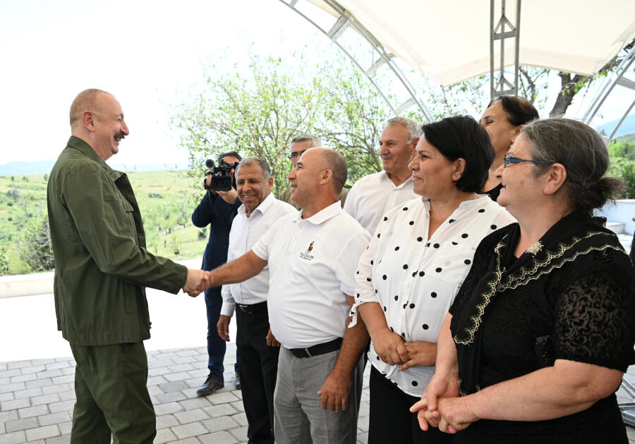Prezident İlham Əliyev Təzəbinə və Xanyurdu sakinləri ilə səmimi söhbəti