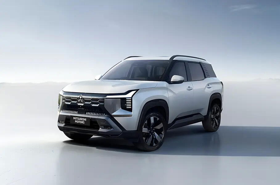 У Mitsubishi появился еще один семиместный кроссовер