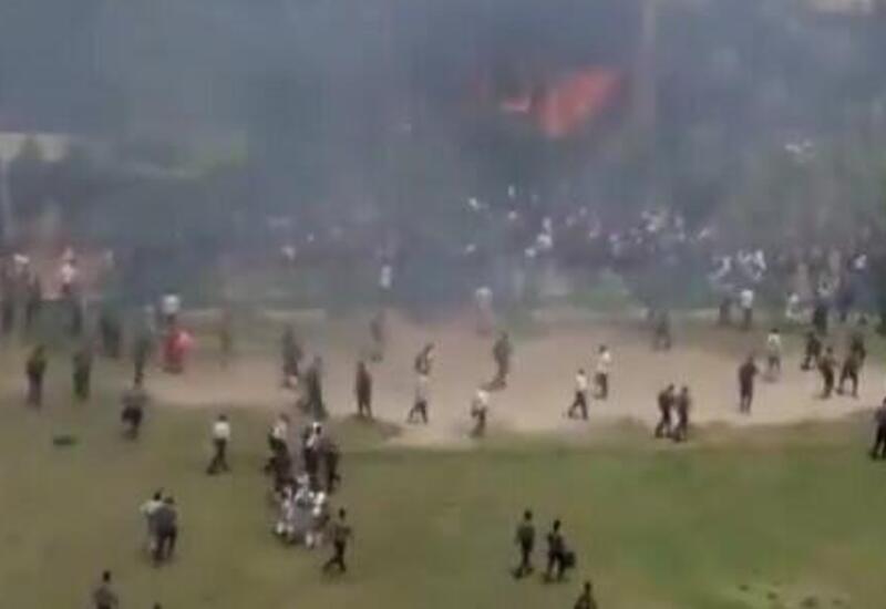 Banqladeşdə təyyarə məktəbə çırpıldı