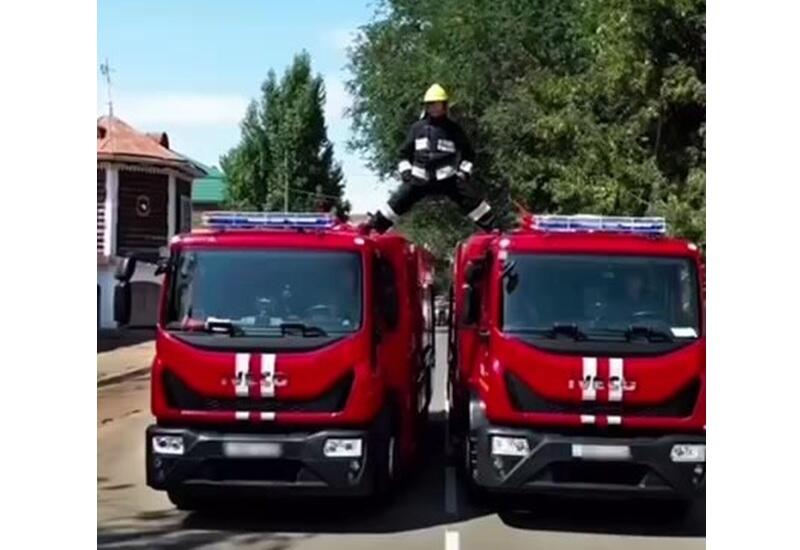 Пожарный из Казахстана повторил трюк Ван Дамма