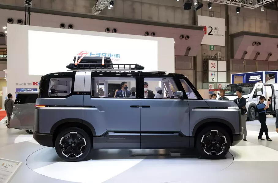 Toyota готовит «внедорожный» минивэн