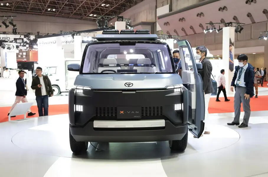 Toyota готовит «внедорожный» минивэн