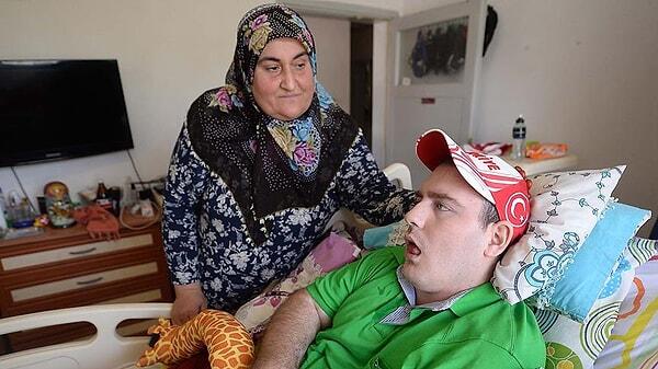 Dogodek v Antaliji: Ženska je postala mati mladostniku z amnezijo po prometni nesreči