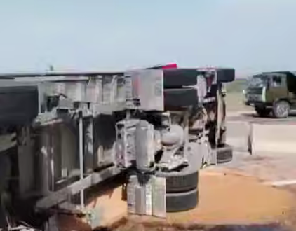 V Hacıqabulu se je prevrnil tovornjak, žito se je razsulo po cesti