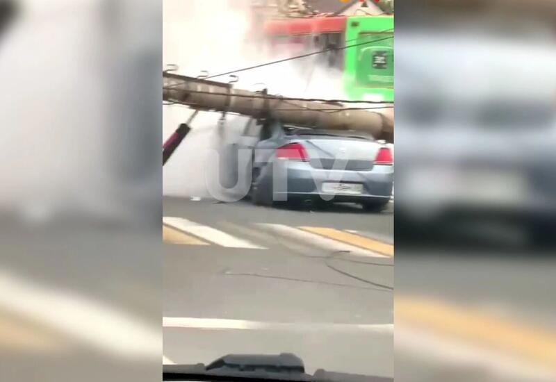Столб упал на автомобиль