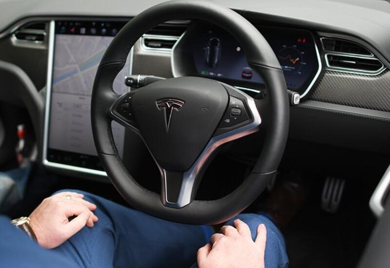 Безопасность автопилота Tesla снизилась