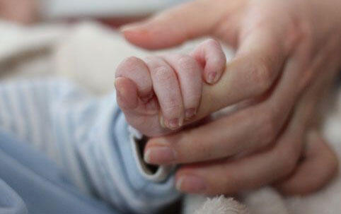 Tragična smrt dojenčka v Šekiju zaradi zadušitve