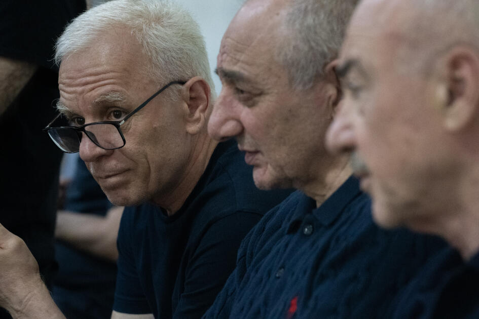 Ermənistan silahlı qüvvələrinin hücumları nəticəsində yaralanmış, mülklərini itirmiş, əsirlikdə və girovluqda olmuş zərərçəkmiş şəxslər məhkəmədə ifadə veriblər