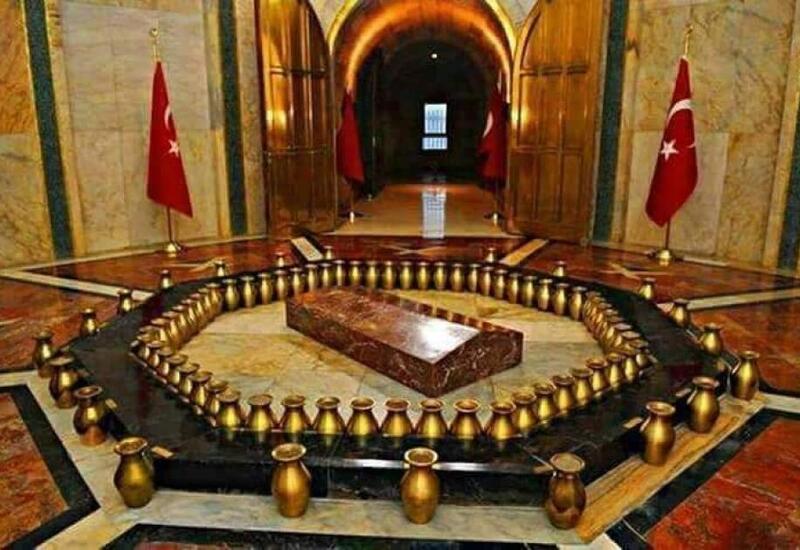 Atatürkün məzarının önündə diz çökən nazir kimdir?
