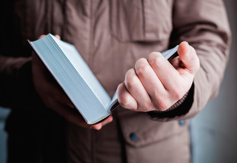 Ученый рассказал, как чтение перестраивает мозг в 90 лет