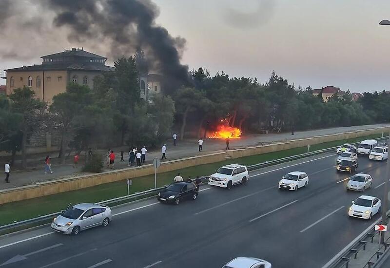 Автомобиль загорелся на дороге в Баку