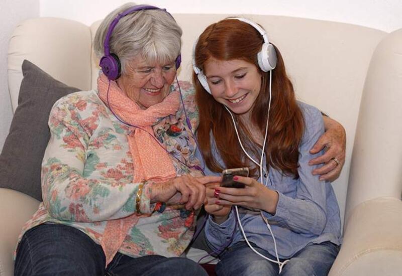 Врач рассказал о влиянии музыки на деменцию