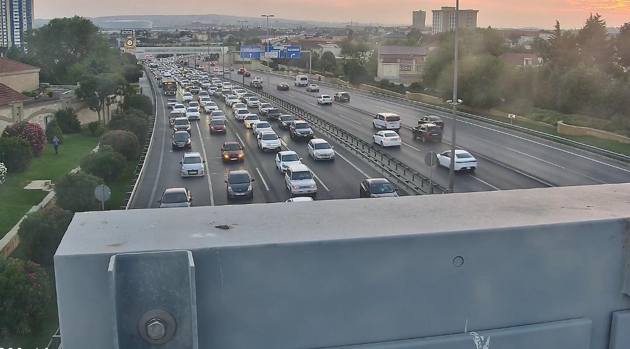 Автомобиль загорелся на дороге в Баку