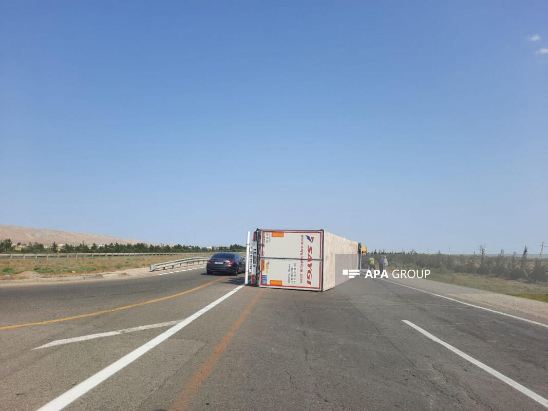 На трассе Баку-Газах перевернулась фура