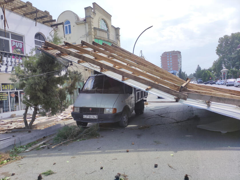 Xaçmazda külək dam örtüyünü avtomobillərin üzərinə aşırıb