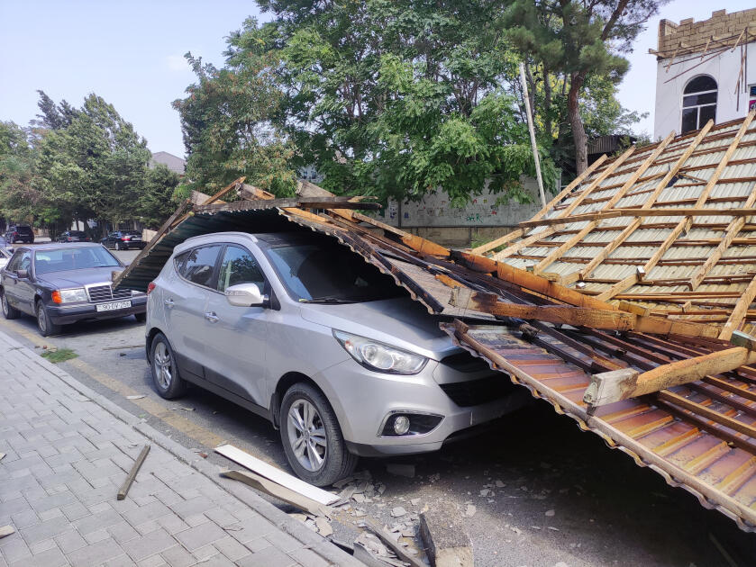 Xaçmazda külək dam örtüyünü avtomobillərin üzərinə aşırıb