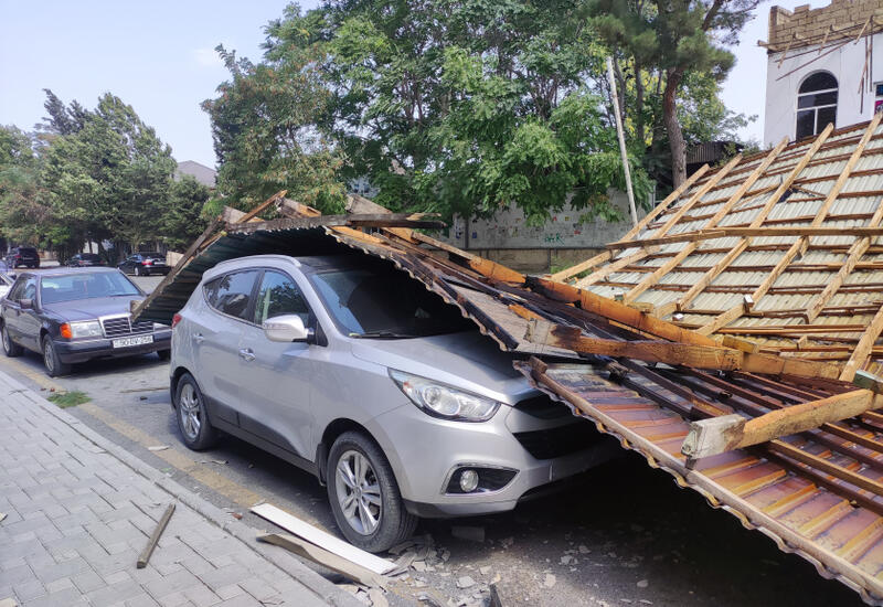 Xaçmazda külək dam örtüyünü avtomobillərin üzərinə aşırıb