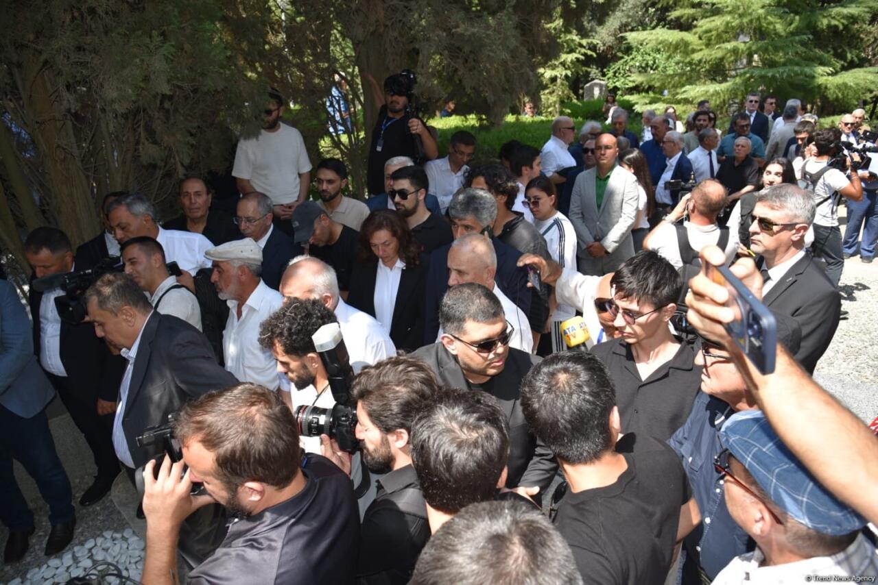 Xalq yazıçısı Elçin Əfəndiyev I Fəxri xiyabanda dəfn olunub