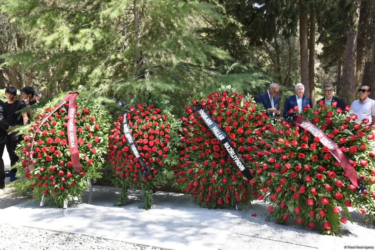 Xalq yazıçısı Elçin Əfəndiyev I Fəxri xiyabanda dəfn olunub