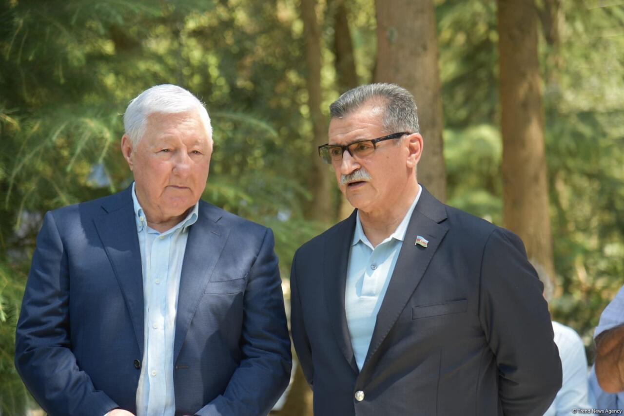 Xalq yazıçısı Elçin Əfəndiyev I Fəxri xiyabanda dəfn olunub