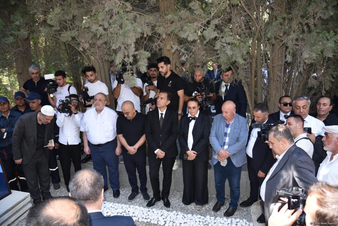 Xalq yazıçısı Elçin Əfəndiyev I Fəxri xiyabanda dəfn olunub