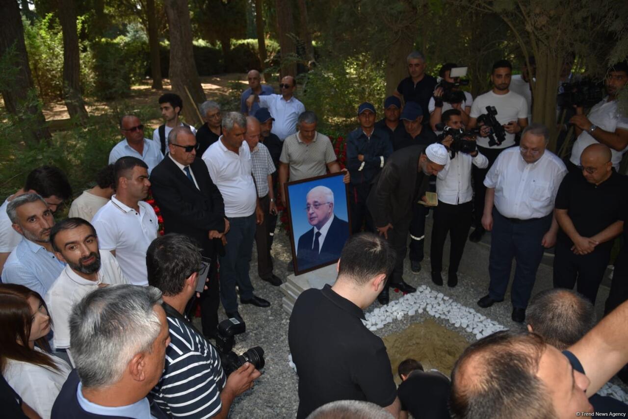 Xalq yazıçısı Elçin Əfəndiyev I Fəxri xiyabanda dəfn olunub