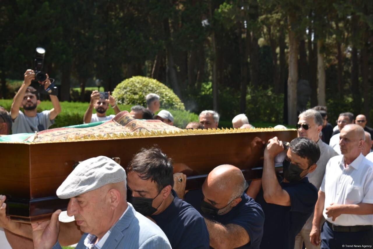 Xalq yazıçısı Elçin Əfəndiyev I Fəxri xiyabanda dəfn olunub