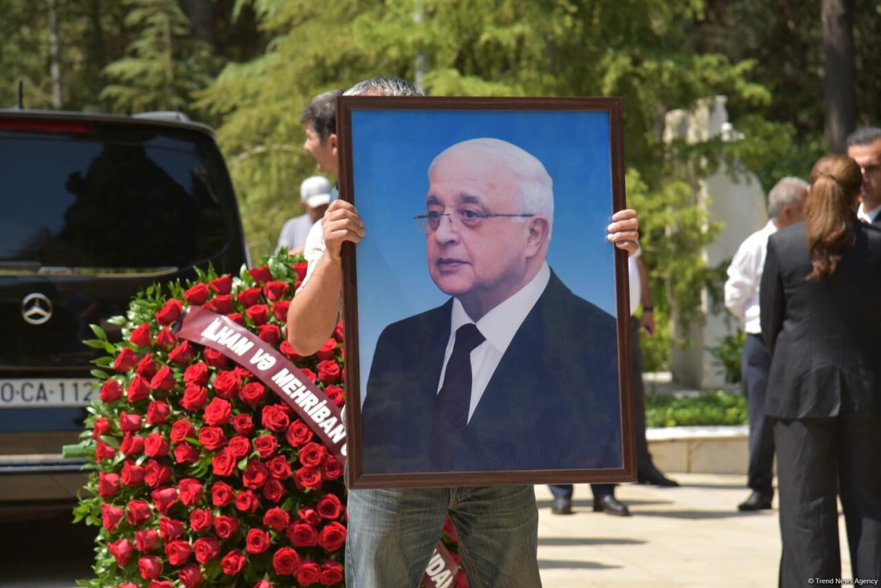Xalq yazıçısı Elçin Əfəndiyev I Fəxri xiyabanda dəfn olunub