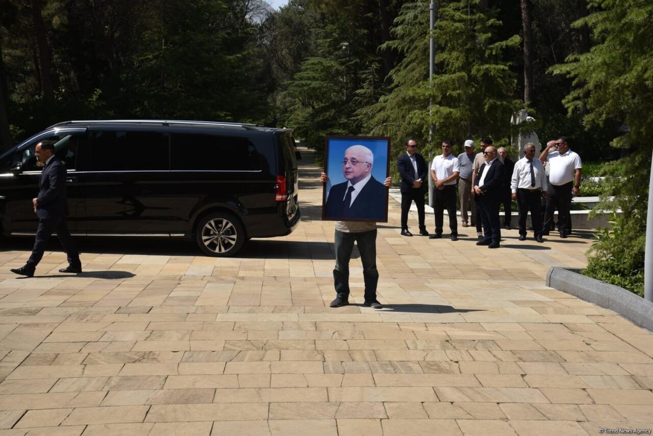 Xalq yazıçısı Elçin Əfəndiyev I Fəxri xiyabanda dəfn olunub